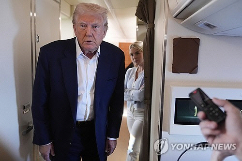 전용기에서 취재진과 문답을 나누는 도널드 트럼프 미 대통령. AP=연합뉴스